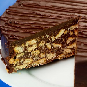 Cel mai delicios tort din biscuiți și ciocolată – fără coacere! Vezi aici rețeta completă => http://savuros.info/recipe/cel-mai-delicios-tort-din-biscuiti-si-ciocolata-fara-coacere/ | Savuros.TV
