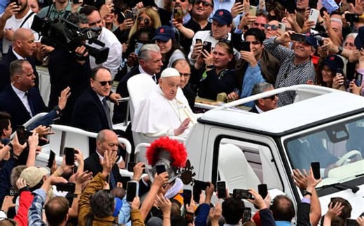 Papa Francesco, a Pasqua l'ultima apparizione e il giro tra i fedeli sulla papamobile