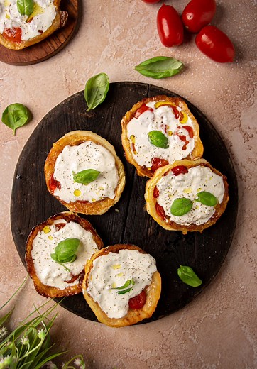 Mini Tarte Tatin con Pomodorini: Antipasto Colorato