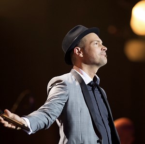 Die Idee zu Cicero Sings Sinatra hat uns Jahre begleitet, aber erst 2015 zum 100sten Geburtstag von Frank Sinatra (12.12.1915) schien der richtige Moment gekommen zu sein. Roger war ein großer Bewunderer Sinatras und dieses Projekt war eine unglaubliche Herausforderung. Auch wenn es gar nicht so einfach war, die Titelauswahl zu treffen war natürlich von Anfang an klar, dass My Way am Ende der Konzerte stehen muss. Rogers Interpretation dieses sehr anspruchsvollen Songs ist außergewöhnlich, auch 