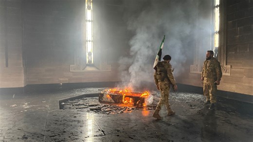 Syrians set fire to Hafez al-Assad's grave