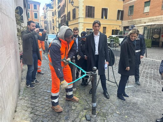 Affitti brevi a Roma centro, l’assessore Onorato a caccia delle key-box armato di cesoie per rimuoverle