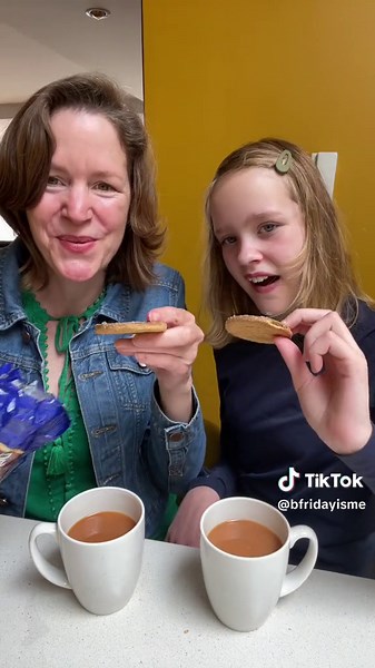 How to Make British Tea with Digestive Biscuits | British Snacks