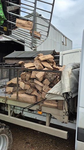 A Cracking load of larger logs. We can cater for small Victorian type fire places to inglenook. Standard size 8-9" (20-25cm) up to 2ft (60-70cm) Give us a call for all your requirements on 07928 944674 Ian or Simon. | The Firewood Factory