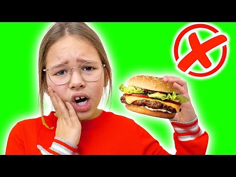 Amelia & Avelina pretend play with gummy food