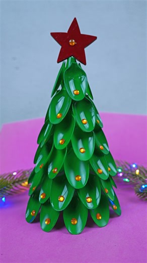 This beautiful Christmas tree is crafted from recycled plastic spoons, painted green. A perfect eco-friendly DIY idea to brighten your festive season. 🌲 #handmadewithlove #ChristmasCrafts #Christmas2025 #DIYChristmas #CraftIdeas | Creative Art & Craft Ideas