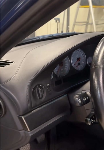 LeMans blue M5 with full leather 🖤💙 Off the road since-22. Time to get a MOT and enjoy it 🔥