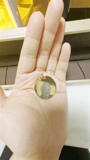 #MáquinasparaEmprender Hola amigos!, nos estuvieron pidiendo mucho una máquina láser de escritorio que grabe en JOYERÍA 🥰✨ además de ser económica como los modelos anteriores, ésta máquina es 2 en 1! Les presentamos a ✨ATOMSTACK P1 Dual✨ **¿Estás buscando una máquina láser potente, económica y versátil? ¡La ATOMSTACK P1 DUALes perfecta para ti! 😍🔥 **¿Por qué elegirla?** ✅ **Doble láser**: ¡Rojo y Azul! Es como tener 2 máquinas en 1. ✅ **Alta precisión**: Ideal para grabado en joyería, madera,