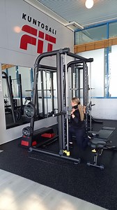 Liikevinkki! 💪🤩 Bulgarialainen kyykky Smithissä (reidet, pakarat): ➡ Aseta toinen jalka penkille ja toinen tangon etupuolelle, jalat lantion levyisesti ➡ Pidä selkä suorana sekä polvet ja varpaat samaan suuntaan, suoraan eteenpäin ➡ Aktivoi vatsa ja pidä ryhti hyvänä koko liikkeen ajan ➡ Pyri saamaan mahdollisimman laaja liikerata eli taaimmaisen jalan polvi käy lähellä lattiaa Voit tehdä saman liikkeen myös käsipainot käsissä, jolloin liike muuttuu tasapainon kannalta haastavammaksi. Voit myö
