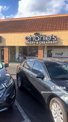 🍦SWEET TOOTH🍦 A long time staple in Curry Ford West since the 70s, @Charlie’s Bakery & Creamery is a MUST-TRY in Orlando! Known for their fantastic baked goods, Charlie’s was always the go-to spot when I was a kid and seeing it grow into what it is today is beyond incredible! After seeing that they had ice cream on their menu, homemade ice cream as a matter of fact, I just knew that I had to come and get them! Right off the bat, their ice cream was not only creamy, but full of flavor and passi