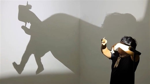 Video: Shadow artist recreates Michael Jackson’s dance moves using only his hands