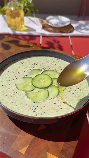 SOUPE FROIDE CONCOMBRE & LAIT DE COCO 🥒🥥🧊 Ingrédients : - 1 concombre - 20 cl de lait de coco bien placé au frigo avant pour qu’il soit frais - 1 cuillère à soupe de paprika - Sel de guerande - Persil, coriandre - Huile d’olive - Graines de sesame Couper en tranches le concombre laisser dégorger dans une passoire avec du sel. Réserver 5-6 petites tranches. Puis mixer avec tous les ingrédients sauf l’huile d’olive et les graines de sesame. Servir dans une assiette creuse avec les rondelles de 