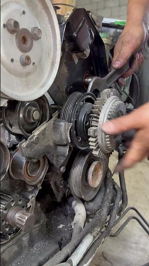 Fan Clutch Stuck? Do This 😳🔧 #automobile #engineblock #mechanic #diy