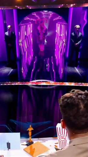 On a démasqué la 1ère Star Internationale de la saison 🐐 Et voici de qui il s’agit 👀 L’aviez-vous reconnu ? 🕵 #MaskSinger Spéciale #Hollywood en #Streaming sur TF1 🎭 | Mask Singer