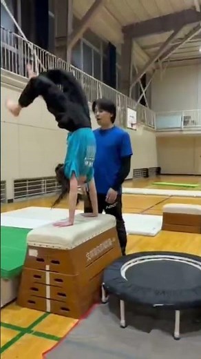 とび箱では、開脚とびや台上前転を習得したら、初級クラスでも倒立系の練習に進みます❗️😤💨既に学校体育では扱わない領域です☝️‪@sotensoten2204‬