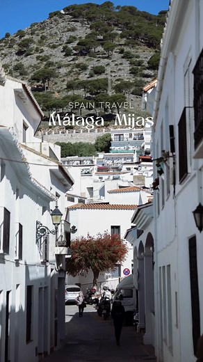 GENIC｜ ジェニック on Instagram: "エキゾチックな魅力あふれるスペイン・アンダルシア地方への旅ーマラガ＆ミハス編 旅行写真家のYUUKI @yuuki_dokoro が、スペイン政府観光局 @gospain.jp が提案するアンダルシア @viveandalucia の4都市を巡る旅へ。 本リールでは、アンダルシア地方でもリゾート地として名高い、マラガとミハスでの様子をお届けします。 ＜Málaga マラガ＞ バカンス客で賑わう人気リゾート地「太陽の海岸（＝コスタ・デル・ソル）」の中心的存在であり、ピカソ生誕の地としても有名なマラガ。アタラサナス中央市場やバルでの食べ歩きも楽しみのひとつです。 ＜Mijas ミハス＞ カラフルな花で飾られた真っ白な壁の家が軒を連ね、まるでおとぎ話の中にいるような気分になれる場所。歴史的建造物も多く、カメラ片手に街歩きにするのにおすすめです。 リール制作：@yuuki_dokoro GENIC WEBでは、スペイン旅の様子をたっぷりお届けしています。@genic_mag のハイライト「GENIC WEB」より、ぜひお楽しみください。