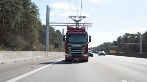 ⚡ Un camion à pantographe, c'est quoi ? Explications avec notre expert Pascal Crestin, chef produit électrification à Scania France ! | Scania France