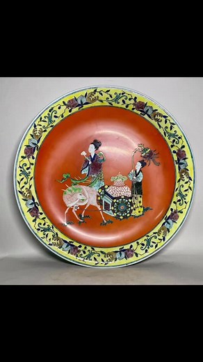 清康熙（公元1661-1772）黃地五彩珊瑚紅麻姑獻壽大盤 A large plate with a yellow ground and five-colored coral and red Magu offering longevity symbols, from the Kangxi period of the Qing Dynasty (1661-1772). | Mark Ho
