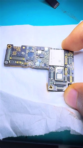 Découverte de la carte mère iPhone 12 Pro Max #iPhone12ProMax #iPhone12 #CarteMère #RéparationiPhone #Microsoudure #Tech #HighTech #Electronique #Diagnostic #Smartphone #Apple #iOS #Hardware #Software #PhoneRepair #TechTips #Soudure #BGA #Reparation #ElectronicRepair #TechLife #CircuitBoard #PCB #MobileRepair #iPhoneFix #iPhoneRepair #PhoneTech #Motherboard #SoudureÉlectronique #Shorts #TechTok #GSMRepair #ChipLevelRepair #TechLover #TechExpert #MobileTech #SoudureBGA #TechInnovation #Microsoudu