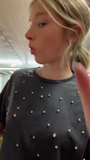 Menina Dançando Que Viralizou com Porsche Azul