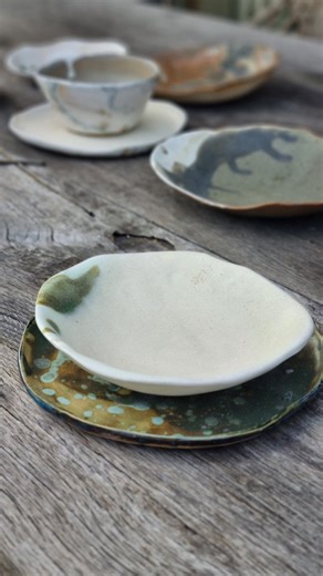 Aşa am reuşit eu să-mi țin mintea sānătoasă în anxietate. Modelând lut. Asta e rezultatul 🌱 Sub îndrumarea prietenei mele care trăieşte într-o căsuță desprinsă din poveşti, cu găini, gâşte, bibilici, pisici, smochini, roşii, soc etc etc etc, Simo are un atelier de ceramică unde sufletul ei e peste tot. Cunoaşte glazurile şi totuşi se lasă mereu surprisă când deschide cuptorul. Datorită ei, simt si eu această magie a glazurii, a vieții la sat, a simplisității atat de profund legată de viață, de 