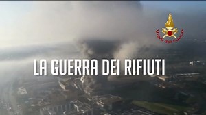 Sui rifiuti è in corso una guerra: la guerra dei rifiuti. Qualcuno vuole riportare "l'apostata" al "precedente credo". La "gestione dei rifiuti di Roma, da tempo immemorabile, si è fondata su una "commistione tra attività legali ed illegali" ma oggi "si constata un inceppamento": queste sono le parole che la Procura Nazionale Antimafia utilizzava nel 2016 per descrivere la recente rottura di un "meccanismo" perverso nel ciclo dei rifiuti. Fatto di amicizie "poco raccomandabili" che alcuni privat