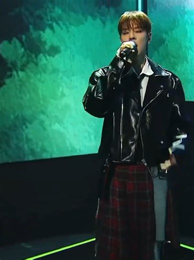 Seungmin Rocks the Stage in Peppermint Candy Performance