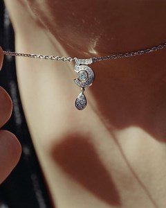 A declaration of eternity. With COLLECTION N°5, CHANEL has paired white gold with diamonds to trace the contours of the most iconic number: 5. All the savoir-faire and spirit of the House captured in a fine jewelry collection where the rigor of angles and the sensuality of curves combine to create perfect harmony in an infinite sparkle. A fascinating number, a powerful symbol, an eternal allure. Discover the ETERNAL N°5 necklace, ring and transformable earrings in white gold set with diamonds. D