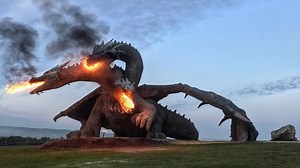 Háromfejű, tüzet okádó sárkány fogadja az orosz faluba érkezőket