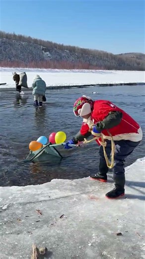 River ice fishing challenge on village #carpfishing #icefishing