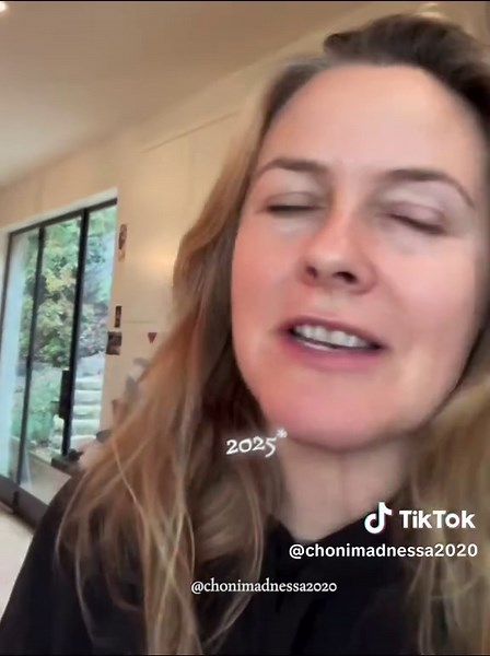 Esse cabelo era surreal ##fy #vaiprpfycaramba #vaiprofyinferno👺🔪 #foryoupage #trendingvideo #tiktok #famosos #aliciasilverstone #aliciasilverstoneedit #cher #aspatricinhasdebeverlyhills #anos90