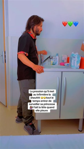 Fille qui pleure la nuit dans le lit : pourquoi et comment réagir