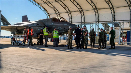 Los marines de EE. UU. y fuerzas del Reino Unido entrenan la carga de armamento en aeronaves