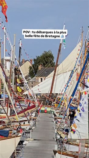 Paimpol, une des plus belles fêtes de Bretagne 🤩 Tous les deux ans, le petit port de Paimpol, dans les Côtes-d’Armor, se transforme en l’une des plus grandes scènes maritimes d’Europe. Le Festival du Chant de Marin, c’est trois jours où des dizaines de bateaux traditionnels accostent, venus de Bretagne et du monde entier. Les quais se remplissent de chants marins, de musique bretonne, celtique, mais aussi de sonorités venues des quatre coins du globe. ⛵️ Plus de 200 concerts, des chorales de ma