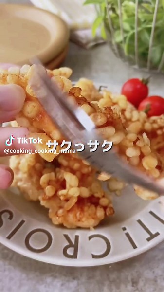『10分でできる!ささみの旨天』 お家にある材料調味料で パパっとでできちゃいます これサックサクで家族の大好物 つけ置きなしでほぼ10分でできまーす! これつくって家族の胃袋掴んじゃおーぅ 【材料】 ·ささみ肉. .6本 〇おろしにんにく小1 〇おろししょうが小1 〇しょうゆ大1 〇鶏がらスープのもと. ..小1 片栗粉. .大1 天かす. ..適量 【作り方】 ①ささみの筋を取り、細目に切る (半分or大きかったら3.4等分) ②〇をいれて揉んだら、片栗粉をまぶして天かすをつける ③両面揚げ焼きにする 衣が剥がれやすくなるから途中触らない!) 筋切りについて ・必ずキッチンペーパーで筋を持つこと (指だけだと滑って掴みにくい!) ・フォークは小さめ (大きいのも試したけどやりにくかった) ・最初は力が必要 (滑り出せばするするいくよ) #時短レシピ#時短料理#時短レシピ#簡単レシピ#簡単クッキン グ#かんたんレシピ#かんたんごはん#ぼんちレシピ#かんたんお かず#とり天#鶏肉#ささみ#鶏#10分レシピ#とり#鶏肉レシピ