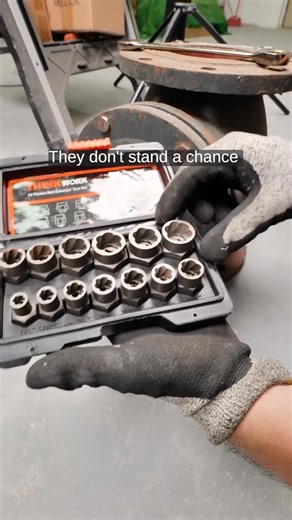 藺How do you remove a completely seized bolt? This chrome-molybdenum steel extractor set is the answer! ⚙️Reverse spiral grooves provide powerful grip—the tighter you turn, the firmer it holds. Easily pull out stripped, rusted, or jammed fasteners. ✅ 13+1 sizes cover all needs, compatible with manual/pneumatic/electric tools. Compact storage, portable design—perfect for auto repair and home improvement, solving all bolt removal challenges! | Hardwagalery%gl/ | Facebook