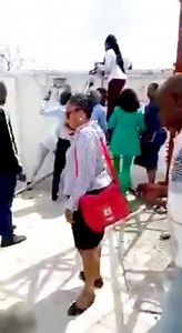 See staff of a bank escaping via back fence to avoid angry customers as this naira scarcity bites harder 🤔🤔 | Kiu tv