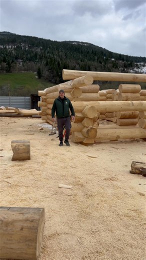 Visezi la o casă din lemn rotund?❤️❤️ Vino la Cabane Lemn Rotund Bucovina – locul unde transformăm lemnul în poveste! Construim case din lemn rotund exact așa cum ți le imaginezi: durabile, spectaculoase și autentice, cu seriozitate și profesionalism. Programează o întâlnire la: 0757685490 Hai să dăm viață visului tău!🔝💯 | Cabane Lemn Rotund Bucovina