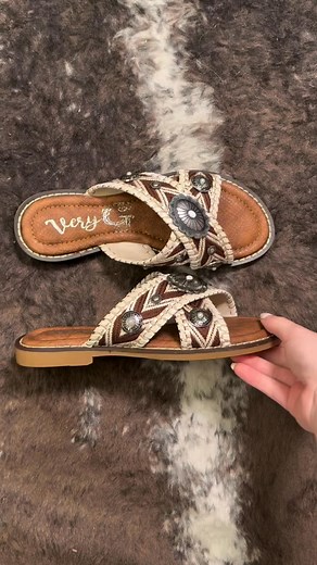 Y’all. These sandals are doin’ the most in the best way 🤎✨ Meet the Jungle Sandal in Cream by Very G—aka your new go-to for warm days, cute fits, and comfy vibes. Between the woven textures, silver concho details, and cushioned footbed, this pair blends boho beauty with western soul. And don’t even get us started on how dang easy they are to slip on and go! Perfect for porch hangs, festival days, or just adding a lil’ extra something to your everyday denim. They’ve got a whole lotta charm witho