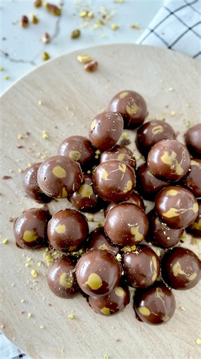 Hanan | Easy Recipes on Instagram: "Dubai chocolate truffles 😍 here’s what you’ll need: 500g pistachio spread 1/2 box knafeh dough (kataifi / shredded phyllo) 1 tbsp tahini Chocolate wafers (milk or dark & white optional) 3 tbsp unsalted butter, melted Silicone molds Thaw and finely chop knafeh dough and toss with melted butter. Spread on a parchment lined baking sheet and bake at 375F for 15-20 minutes (or until golden and crispy) mixing half way. Remove and let cool. Once cooled, transfer to 