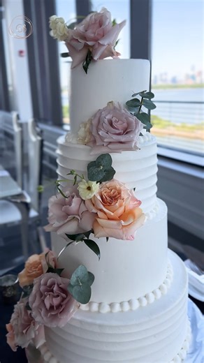 A wedding cake doesn’t have to be overly complex to be beautiful. 🍰✨ Sometimes, it’s the simplest details that make the biggest impact. Here, soft roses in blush, mauve, and peach (and a few sprigs of eucalyptus) add a fresh, romantic touch to a clean white cake. It's a timeless pairing that feels effortlessly elegant. If there’s one feature flower in your celebration’s design, we love to carry it through all the details, including your cake. It’s a subtle way to create cohesion across your déc