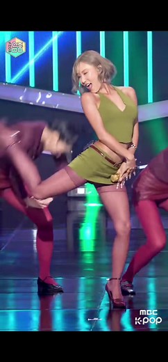 Hwasa's Stunning Comeback Look: Exuding Confidence with Hair and Outfit