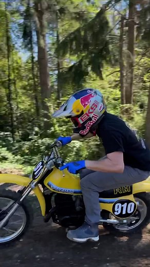 Remember that beat 1981 RM80 I rode a few weeks back? Well me, my dad and the crew have been putting some time into making this @MotoSport.com RM80 build fresh! Everything rebuilt, repainted, and made new. Vintage Works MX fully went through the shocks. Fresh Wossner Pistons for the engine rebuild. DC Platics with the plastics. Dunlop tires. MotoSport.com with goodies to get this bad boy together. @Maxima Racing Oils and fluids. The old school air-cooled 80cc mini’s still absolutely rip 🔥 What 