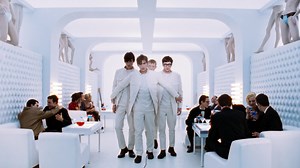 666K views · 23K reactions | Celebrating The Universal single release. Watch the newly restored 4K music video, out now: www.youtube.com/watch?v=BrbxWOMpwfs&list=RDBrbxWOMpwfs&start_radio=1 | Blur | Facebook