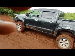See How Toyota Hilux 4x4 failure me when I think it's very enjoyable to pass the mud