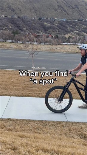 Ask my wife how often this happens when we’re driving around 🤦🏼‍♂️ Hands up if it’s you too 🫱🏼‍🫲🏽 #rideHabit | Christian Peper (MTB Coach)