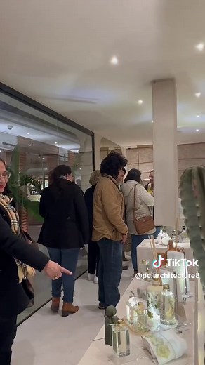 80% DE LOS VISITANTES DEJARON SUS DATOS EN LA VISITA A LA TIENDA 🤩 y pidieron catalago y promociones de la tienda Y COMO LOGRAMOS ESO En la Arquitecta comercial no solo interviene una buena paleta de colores o que sea un espacio funcional y armonioso ES MAS QUE ESO!! El poder usar diferentes herramientas para potenciar la marca,tenemos la oportunidad de sumergir a nuestros visitantes a una experiencia única nuestro objetivo es que quede impreso la MARCA en la mente de todos los visitantes. Es c