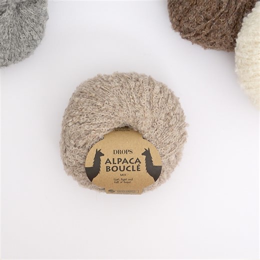 Soft, light, and full of loops, DROPS Alpaca Bouclé is a lovely effect yarn spun from two strands of superfine alpaca with a core of wool and polyamide that gives the yarn its strength. Perfect for the plushest of sweaters, cardigans, and accessories, it’s available in a selection of natural colors. Read more about this yarn and see all the wonderful colours available on our site: https://www.garnstudio.com/yarn.php?show=drops-alpaca-boucle&cid=19 #dropsalpacaboucle #dropsdesign #dropsfan #drops