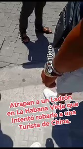 Última Hora: Atrapan a un ladrón en la Habana Vieja que intentó robarle a una turista. Un ladrón que intentó arrebatarle el bolso a una turista China fue atrapado por varios transeúntes que caminaban por la calle Obispo en La Habana Vieja. El hecho sucedió en la esquina de Obispo y Bernaza, el delincuente fue atrapado y entregado a la policía. Cuba se está convirtiendo en uno de los peores destinos turísticos del mundo, por el aumento de la delincuencia y la criminalidad. © LaTijera | La Tijera