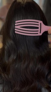 Transformez votre routine beauté avec Fingerbrush : aérodynamique, flexible et légère… la brosse pensée pour sublimer tous les types de cheveux 💕 | Bleu Libellule